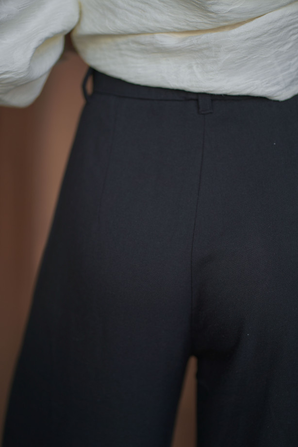 Spodnie Essential Black - Klasyczne czarne spodnie z szeroką nogawką | Marisol