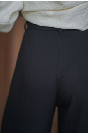 Spodnie Essential Black - Klasyczne czarne spodnie z szeroką nogawką | Marisol