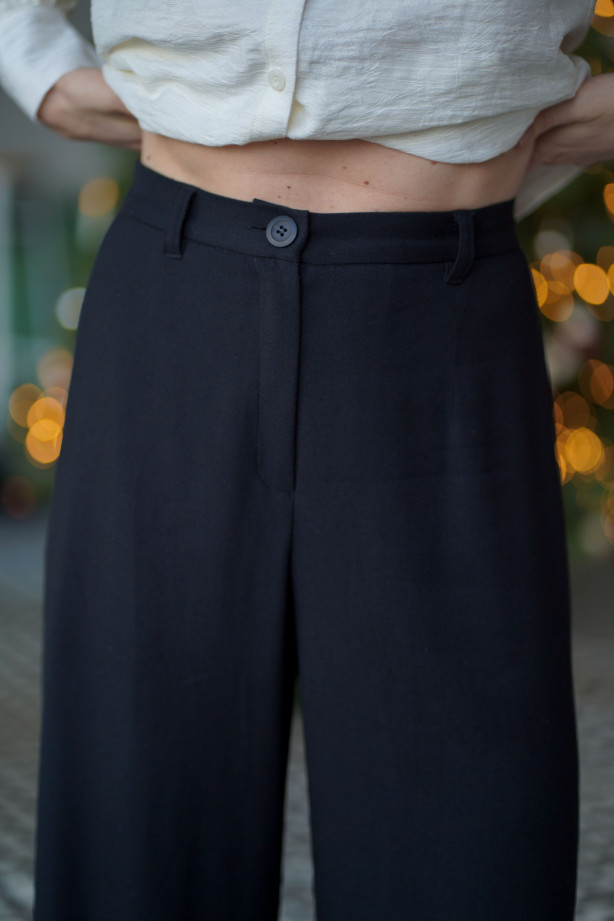 Spodnie Essential Black - Klasyczne czarne spodnie z szeroką nogawką | Marisol