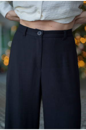 Spodnie Essential Black - Klasyczne czarne spodnie z szeroką nogawką | Marisol