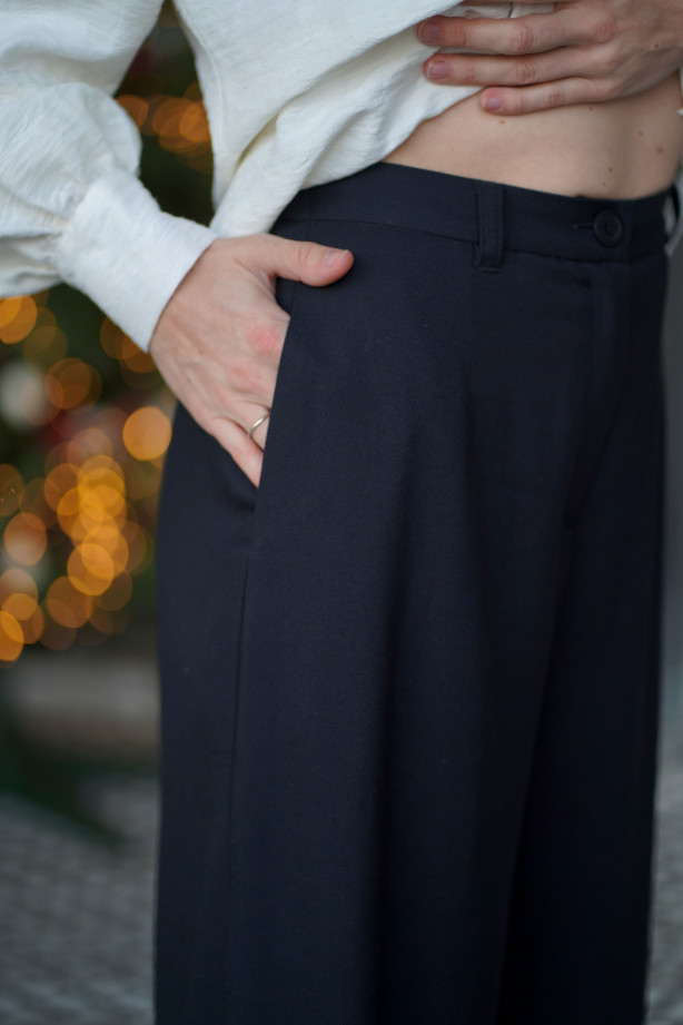 Spodnie Essential Black - Klasyczne czarne spodnie z szeroką nogawką | Marisol