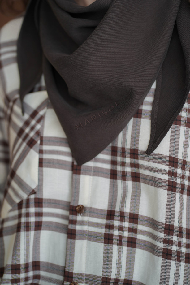 Chusta Triangle - trójkątna chustka z haftem | Marisol