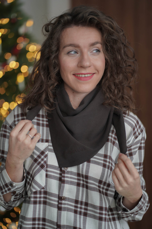 Chusta Triangle - trójkątna chustka z haftem | Marisol