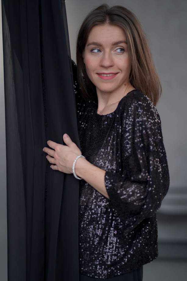 Bluzka Brilliance - cekinowa bluzka z dwustronnym dekoltem | Marisol