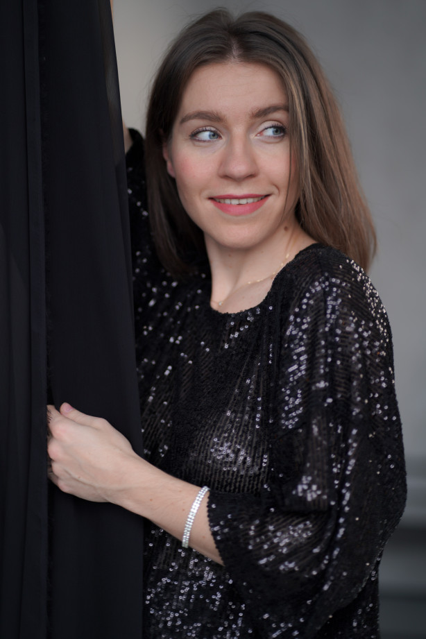 Bluzka Brilliance - cekinowa bluzka z dwustronnym dekoltem | Marisol