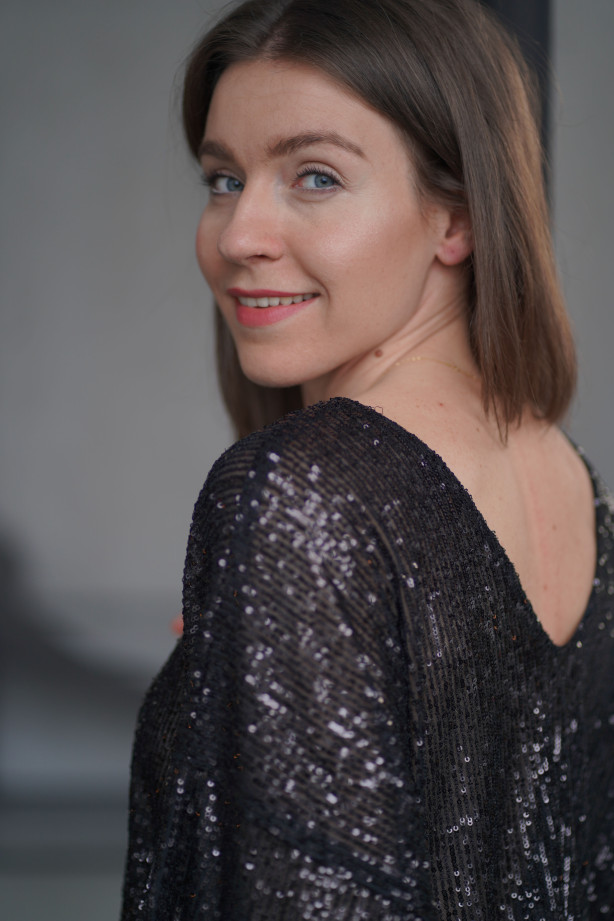 Bluzka Brilliance - cekinowa bluzka z dwustronnym dekoltem | Marisol