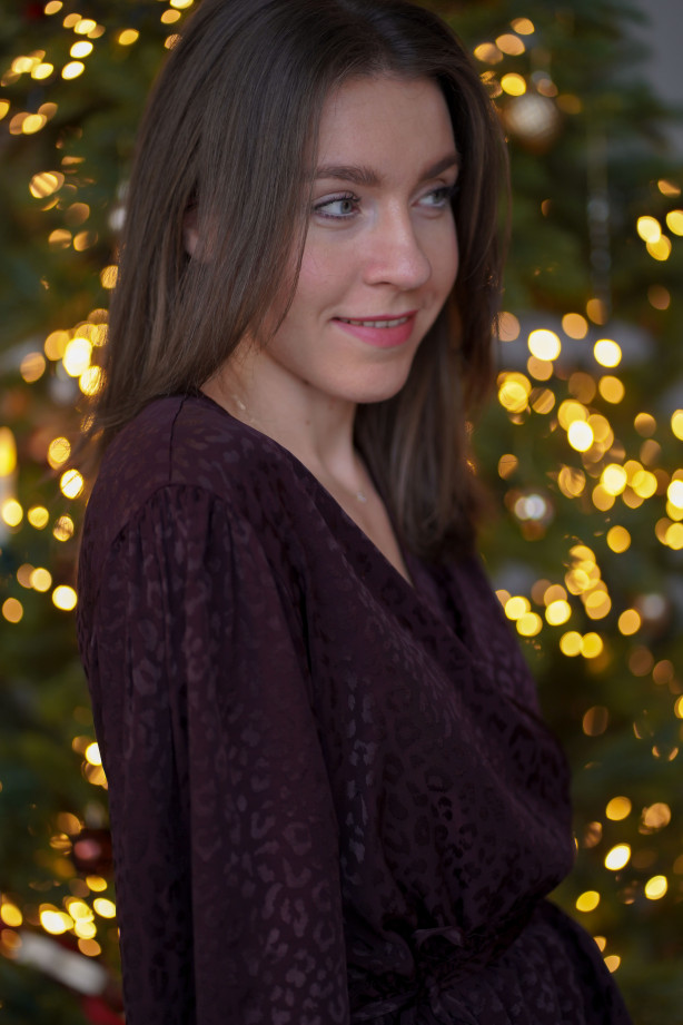 Sukienka Wrap Panter – Czekoladowa żakardowa sukienka kopertowa midi | Marisol