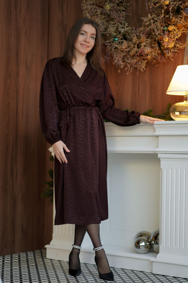 Sukienka Wrap Panter – Czekoladowa żakardowa sukienka kopertowa midi | Marisol