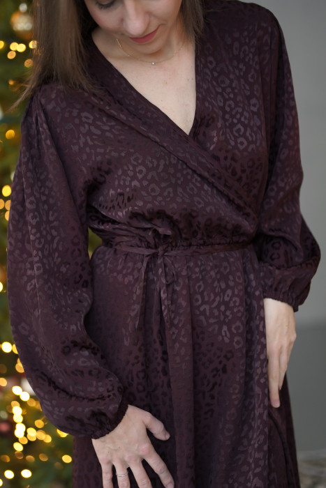 Sukienka Wrap Panter – Czekoladowa żakardowa sukienka kopertowa midi | Marisol 2