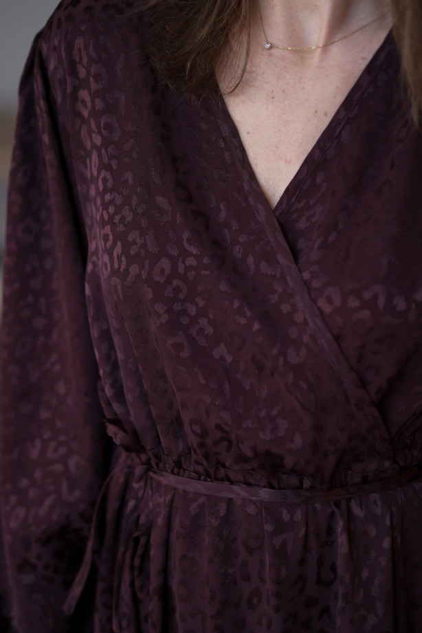 Sukienka Wrap Panter – Czekoladowa żakardowa sukienka kopertowa midi | Marisol