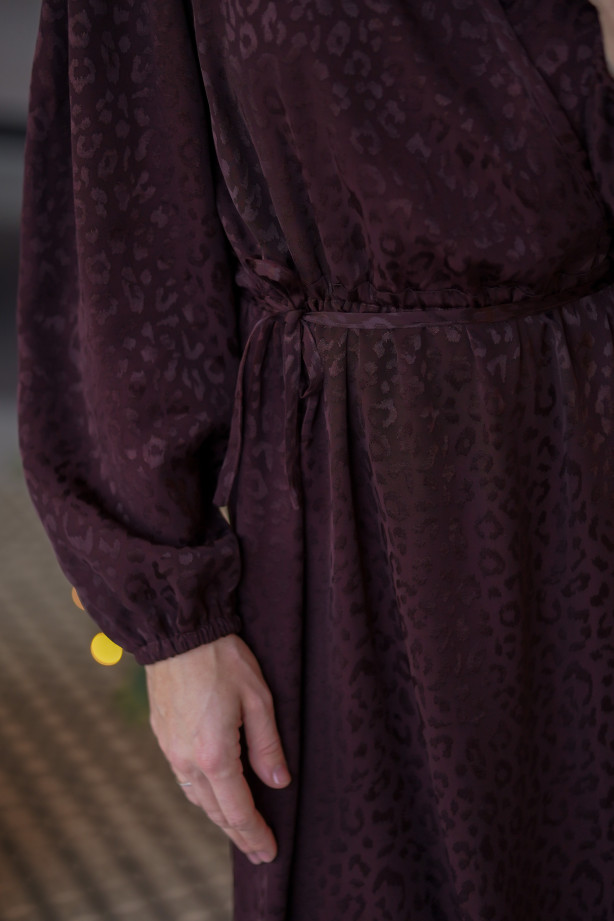 Sukienka Wrap Panter – Czekoladowa żakardowa sukienka kopertowa midi | Marisol