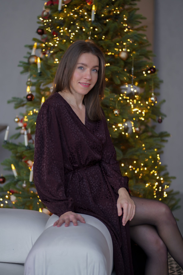 Sukienka Wrap Panter – Czekoladowa żakardowa sukienka kopertowa midi | Marisol