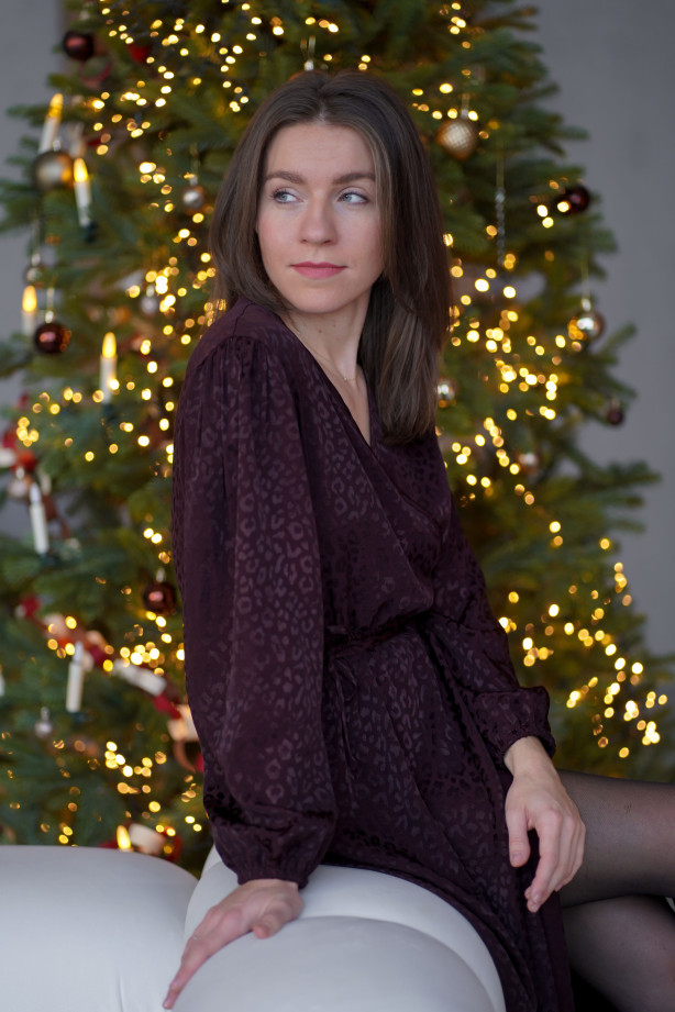 Sukienka Wrap Panter – Czekoladowa żakardowa sukienka kopertowa midi | Marisol