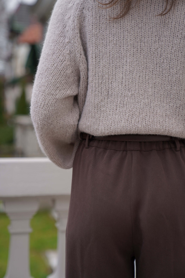 Spodnie Moris – proste, eleganckie spodnie z szerszą nogawką i kieszeniami | MARISOL