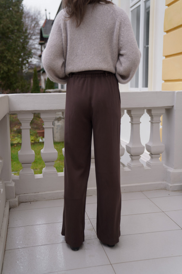 Spodnie Moris – proste, eleganckie spodnie z szerszą nogawką i kieszeniami | MARISOL