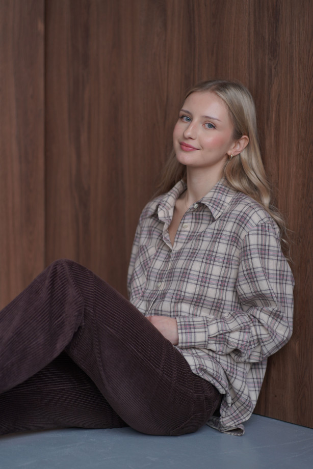 Koszula w kratę – bawełniana, lekko oversize z ozdobnymi mankietami