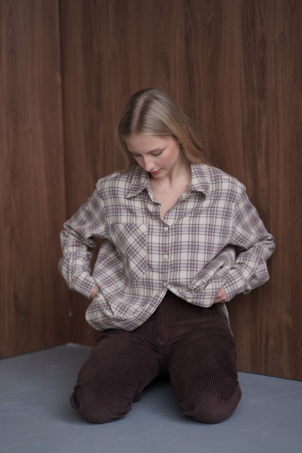 Koszula w kratę – bawełniana, lekko oversize z ozdobnymi mankietami