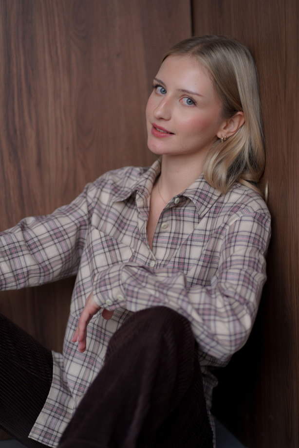 Koszula w kratę – bawełniana, lekko oversize z ozdobnymi mankietami