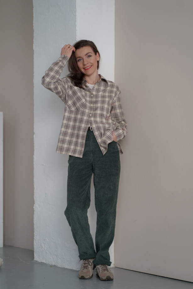 Koszula w kratę – bawełniana, lekko oversize z ozdobnymi mankietami