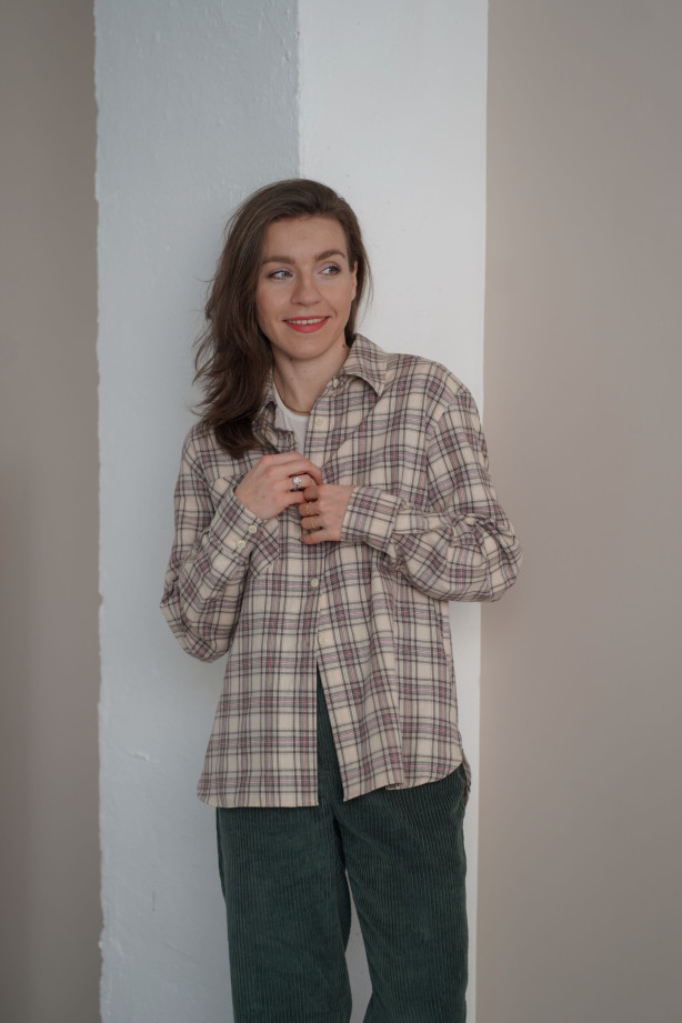 Koszula w kratę – bawełniana, lekko oversize z ozdobnymi mankietami