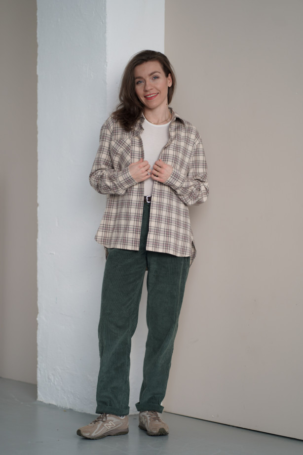 Koszula w kratę – bawełniana, lekko oversize z ozdobnymi mankietami