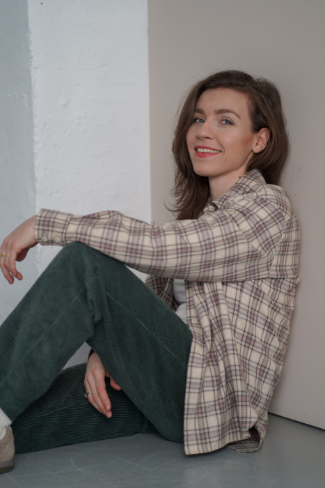 Koszula w kratę – bawełniana, lekko oversize z ozdobnymi mankietami