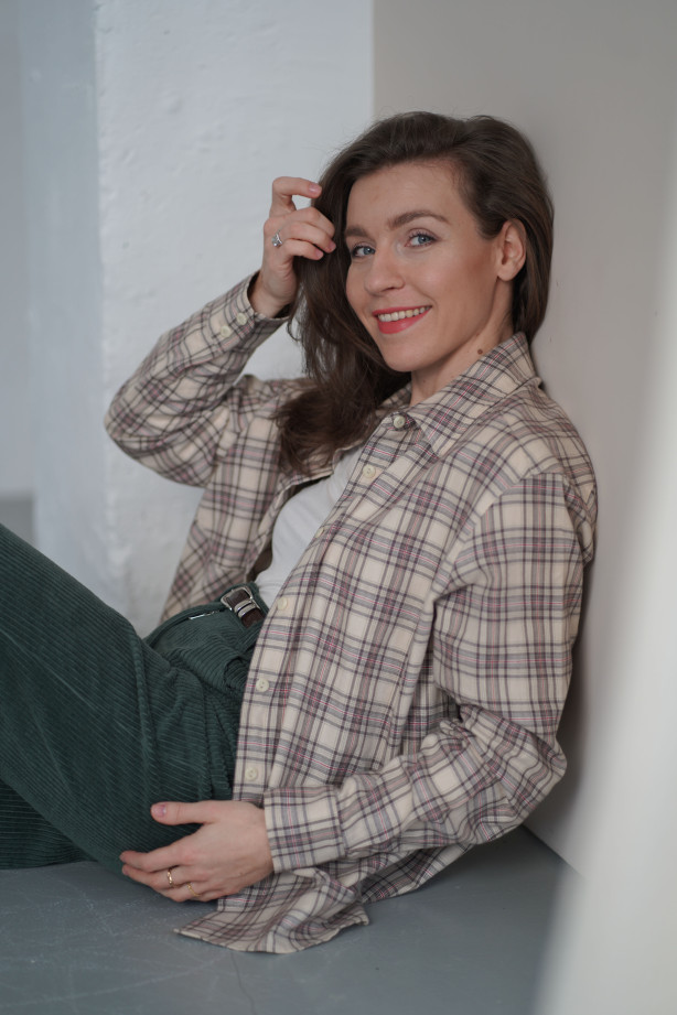 Koszula w kratę – bawełniana, lekko oversize z ozdobnymi mankietami