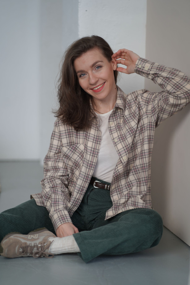 Koszula w kratę – bawełniana, lekko oversize z ozdobnymi mankietami