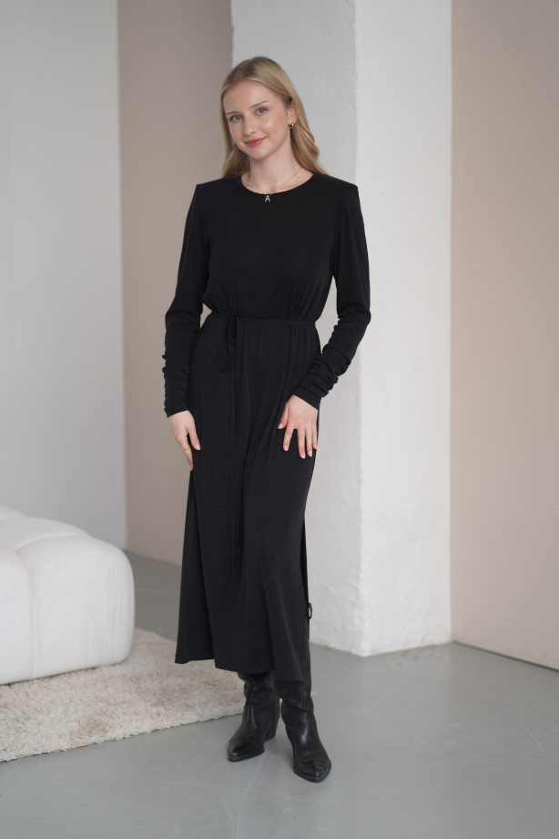 Sukienka oversize z paskiem – lejąca dzianina, rozcięcie na nodze