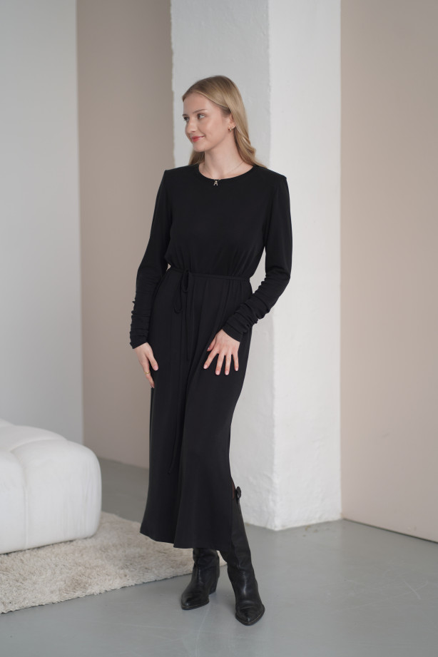 Sukienka oversize z paskiem – lejąca dzianina, rozcięcie na nodze