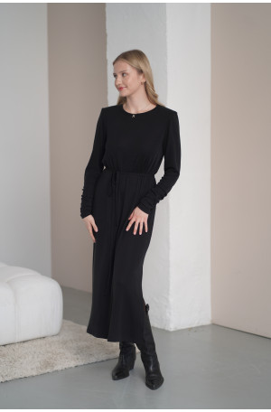 Sukienka oversize z paskiem – lejąca dzianina, rozcięcie na nodze