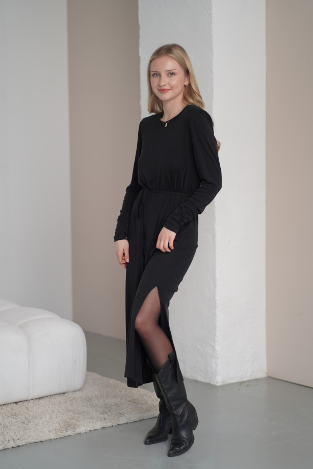 Sukienka oversize z paskiem – lejąca dzianina, rozcięcie na nodze