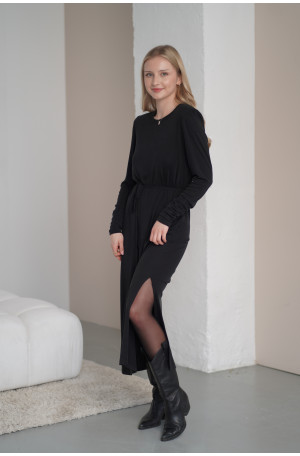 Sukienka oversize z paskiem – lejąca dzianina, rozcięcie na nodze