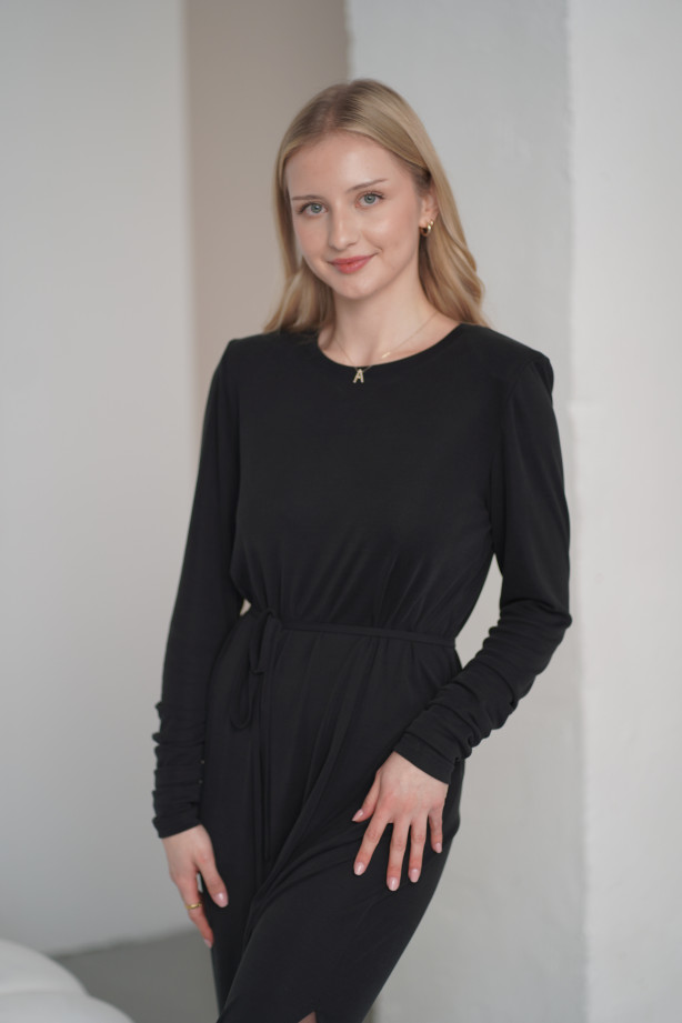 Sukienka oversize z paskiem – lejąca dzianina, rozcięcie na nodze