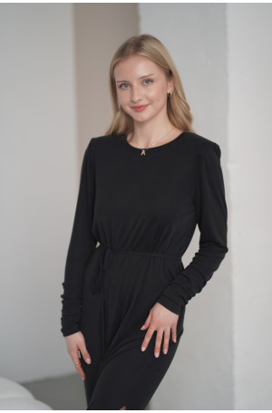 Sukienka oversize z paskiem – lejąca dzianina, rozcięcie na nodze