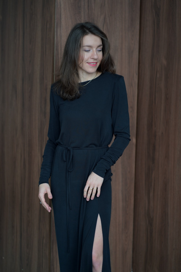 Sukienka oversize z paskiem – lejąca dzianina, rozcięcie na nodze