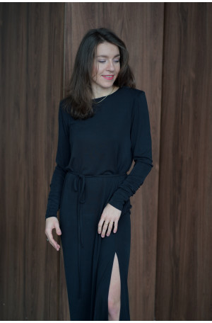 Sukienka oversize z paskiem – lejąca dzianina, rozcięcie na nodze