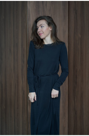 Sukienka oversize z paskiem – lejąca dzianina, rozcięcie na nodze