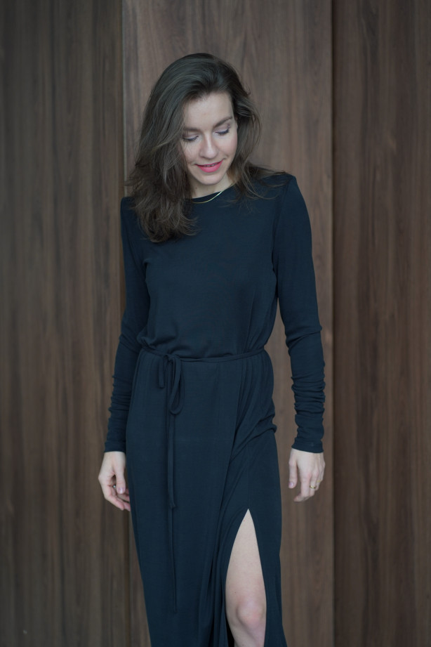 Sukienka oversize z paskiem – lejąca dzianina, rozcięcie na nodze