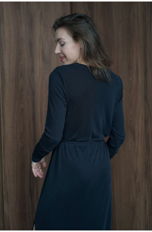 Sukienka oversize z paskiem – lejąca dzianina, rozcięcie na nodze