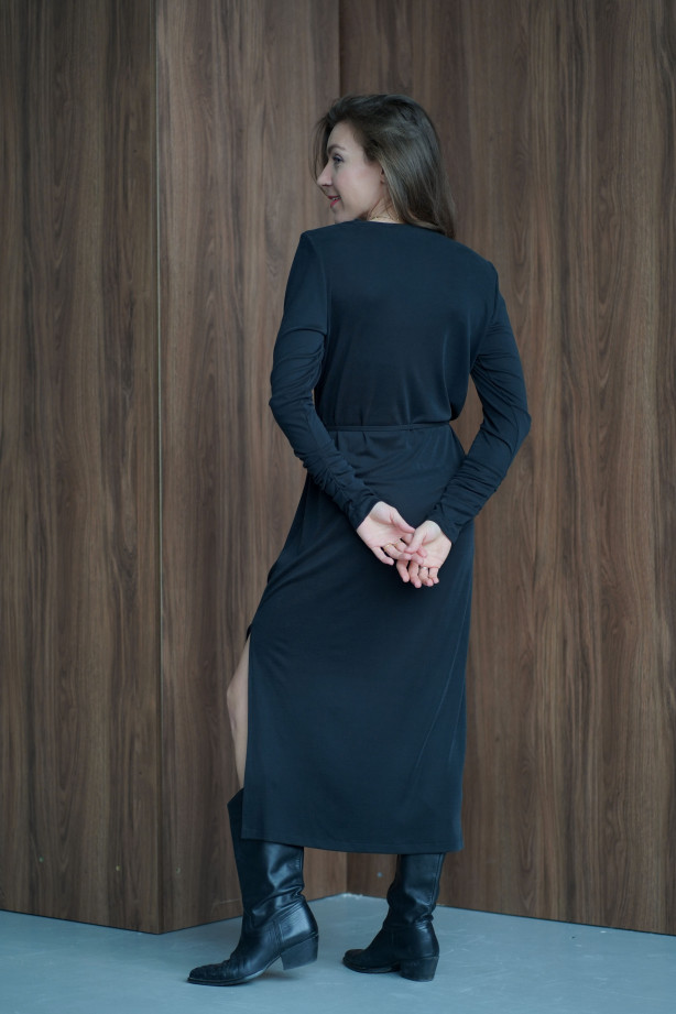 Sukienka oversize z paskiem – lejąca dzianina, rozcięcie na nodze