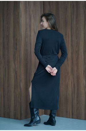 Sukienka oversize z paskiem – lejąca dzianina, rozcięcie na nodze