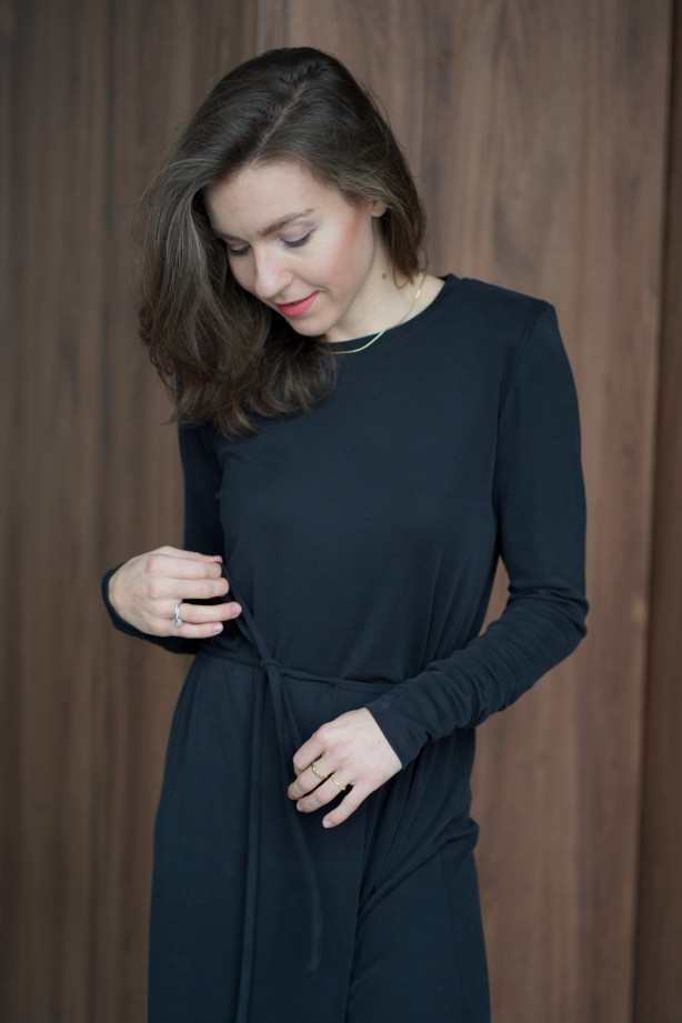 Sukienka oversize z paskiem – lejąca dzianina, rozcięcie na nodze