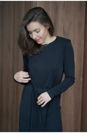 Sukienka oversize z paskiem – lejąca dzianina, rozcięcie na nodze