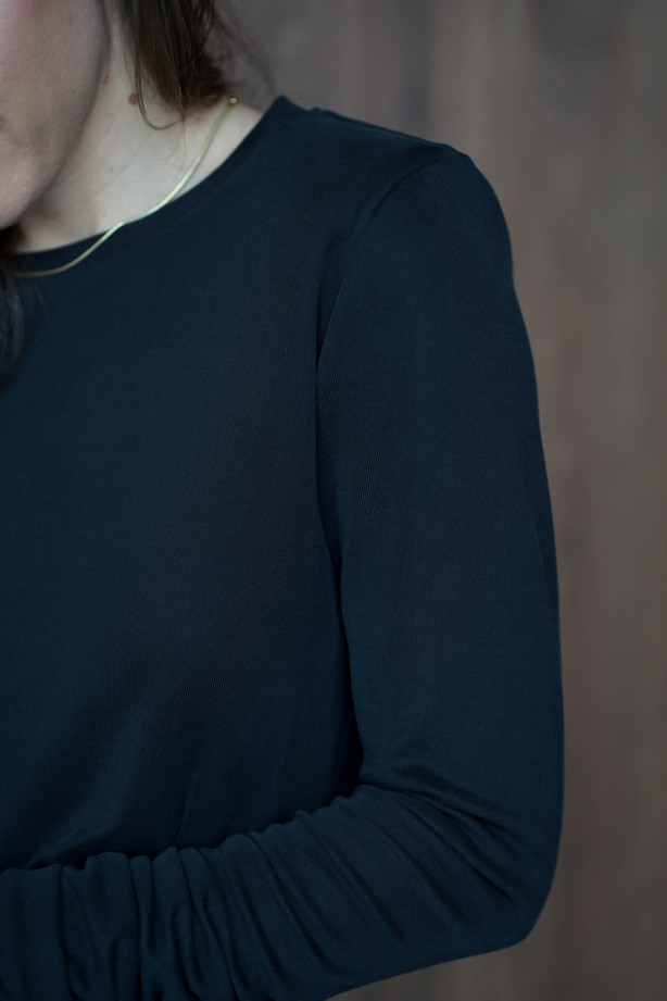 Sukienka oversize z paskiem – lejąca dzianina, rozcięcie na nodze