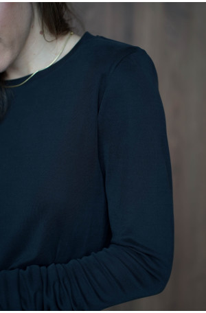 Sukienka oversize z paskiem – lejąca dzianina, rozcięcie na nodze