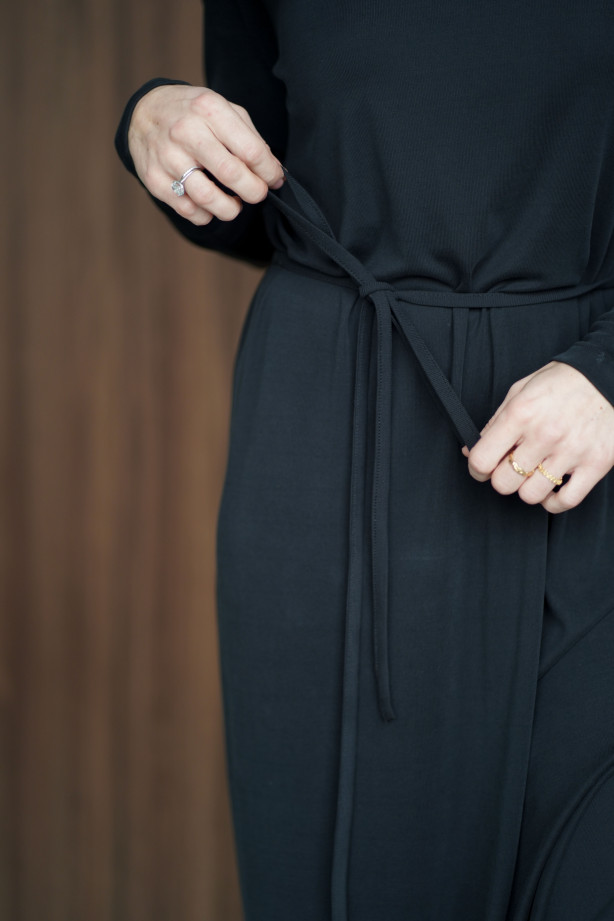 Sukienka oversize z paskiem – lejąca dzianina, rozcięcie na nodze