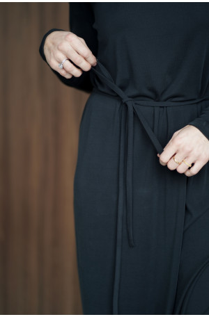 Sukienka oversize z paskiem – lejąca dzianina, rozcięcie na nodze