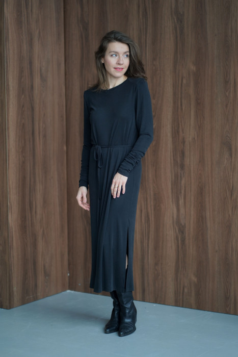 Sukienka oversize z paskiem – lejąca dzianina, rozcięcie na nodze 2