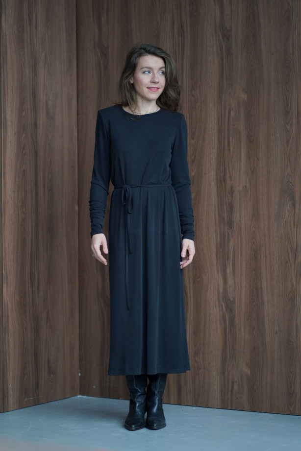 Sukienka oversize z paskiem – lejąca dzianina, rozcięcie na nodze